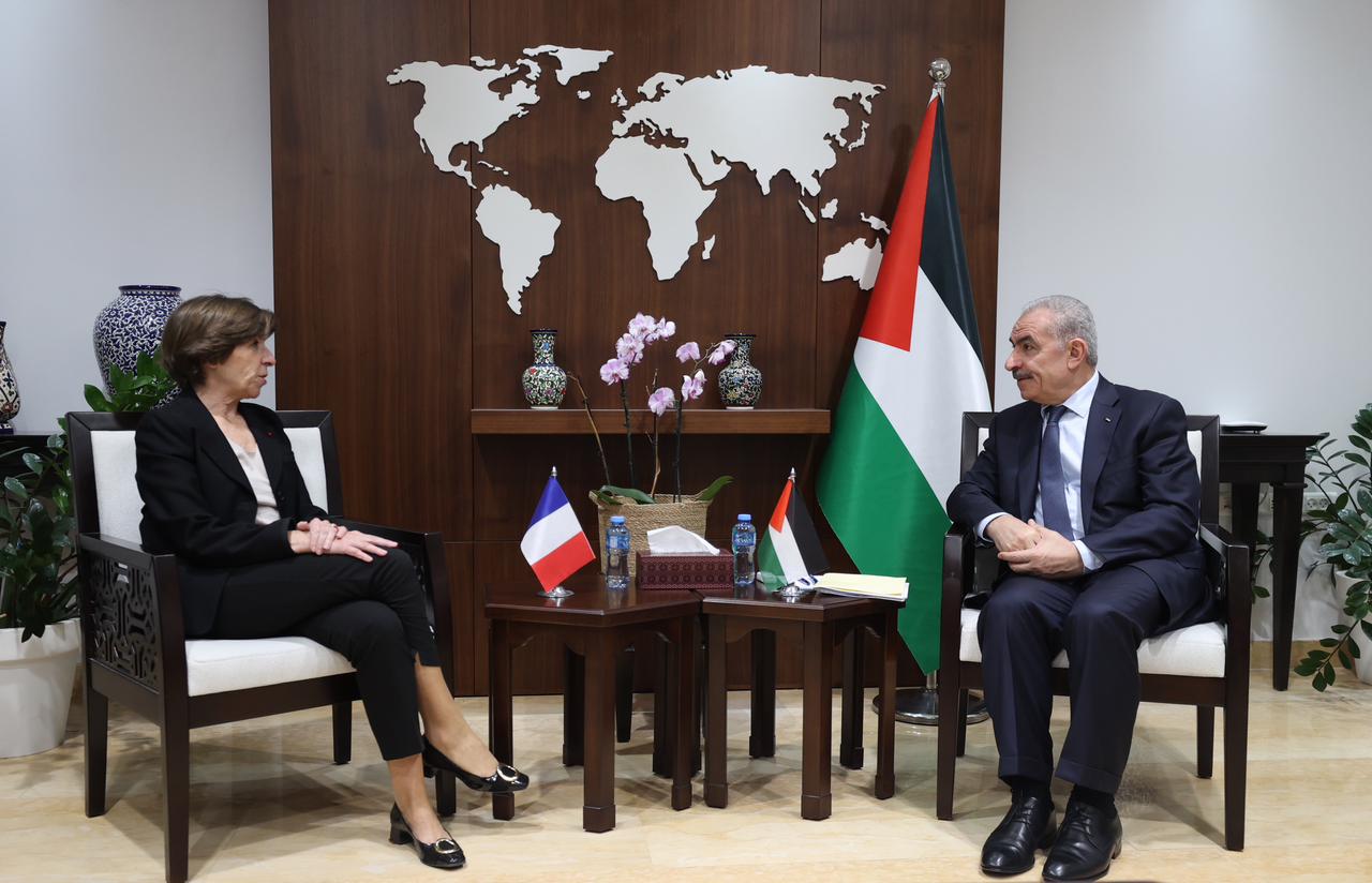 رئيس الوزراء محمد اشتية خلال لقائه وزيرة الخارجية الفرنسية كاترين كولونا